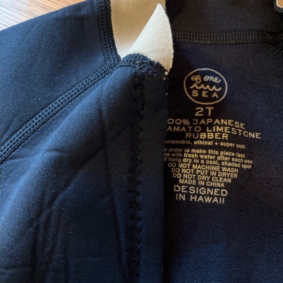 🌊of one sea wetsuit top size 2T 🌊 - Picture 5 of 8